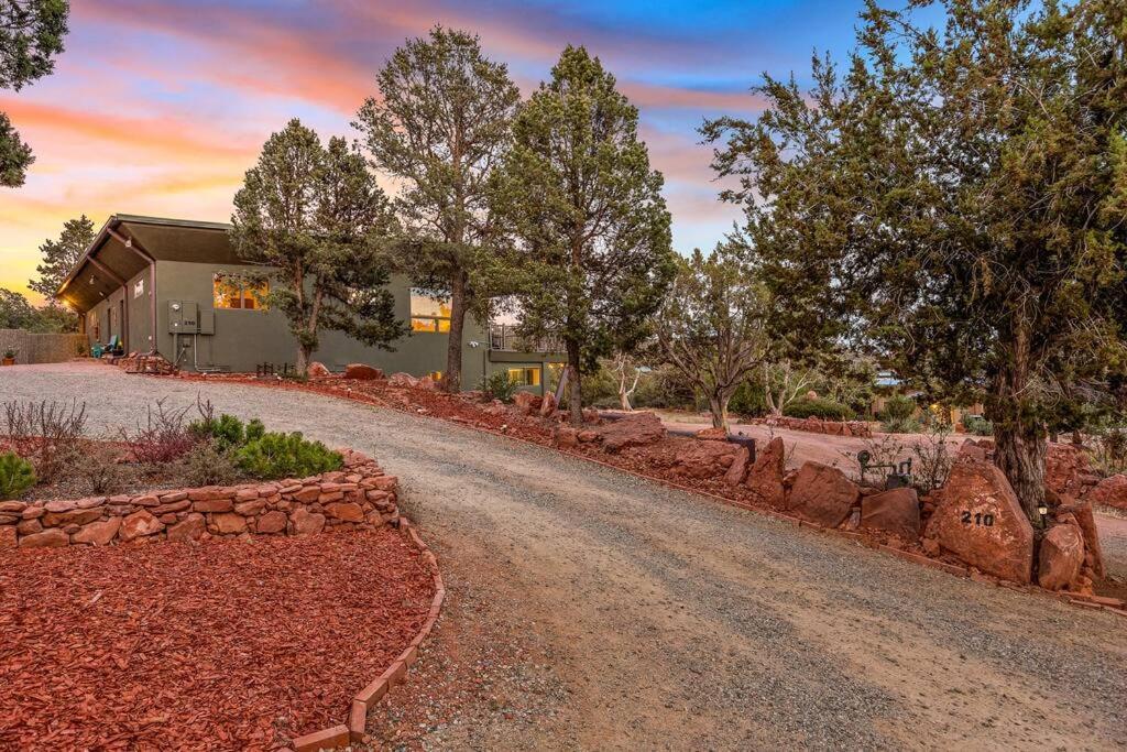 Close To Fresh Creek! Sleeps 12 ~ Amazing Views W/Serene Open Space ~ Hot Tub + Game Room ~ Trails Outside Sedona Exterior foto